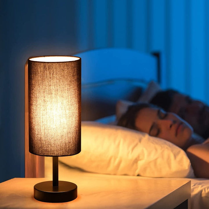 Skanto | Lampe med USB-tilkobling Berøringskontroll Bordlampe for Soverom Tre 3-trinns dimbar Sengelampe med Rund Linestoffskjerm for Stue, Studenthybel, Hjemmekontor
