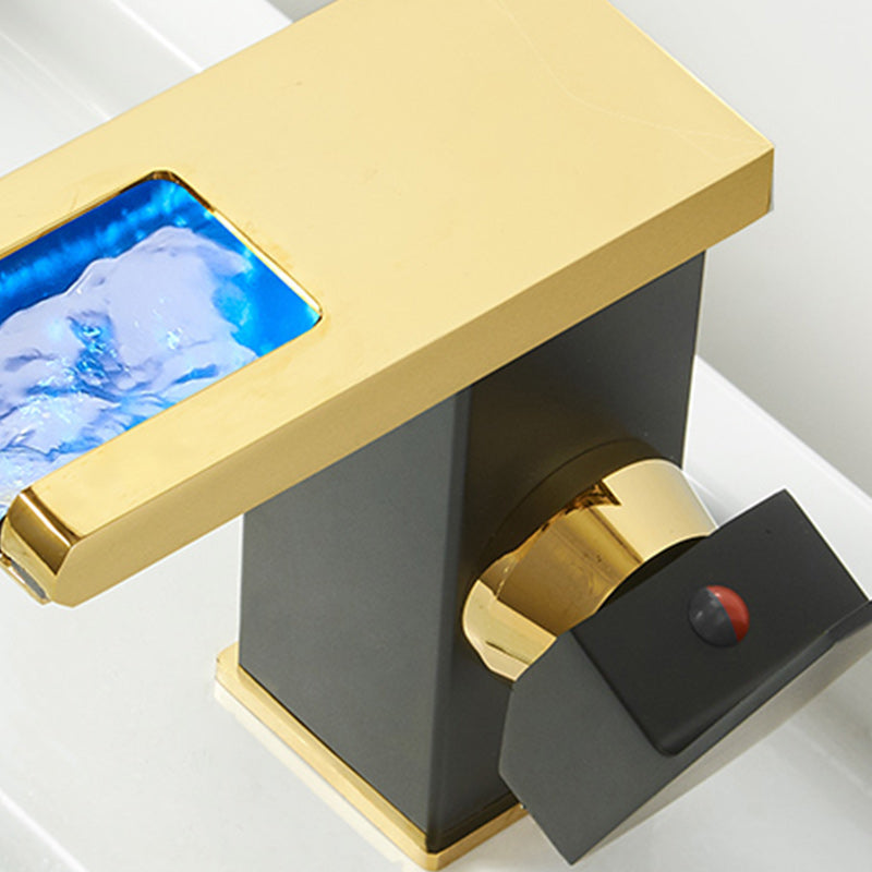 Skanto | Moderne vannfall tut baderom vask med LED messing baderom vask