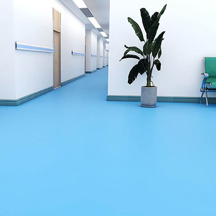 Vanlig plastgulv. Moderne vanntette fliser med firkantet kant.