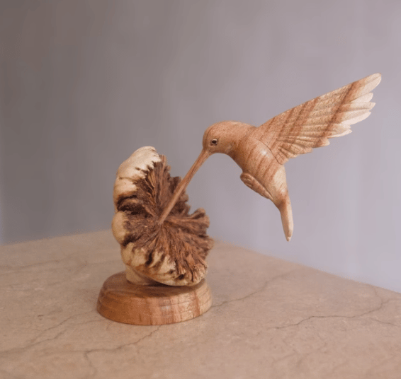 Skanto | Kolibri som spiser på en blomst, Håndlaget skulptur