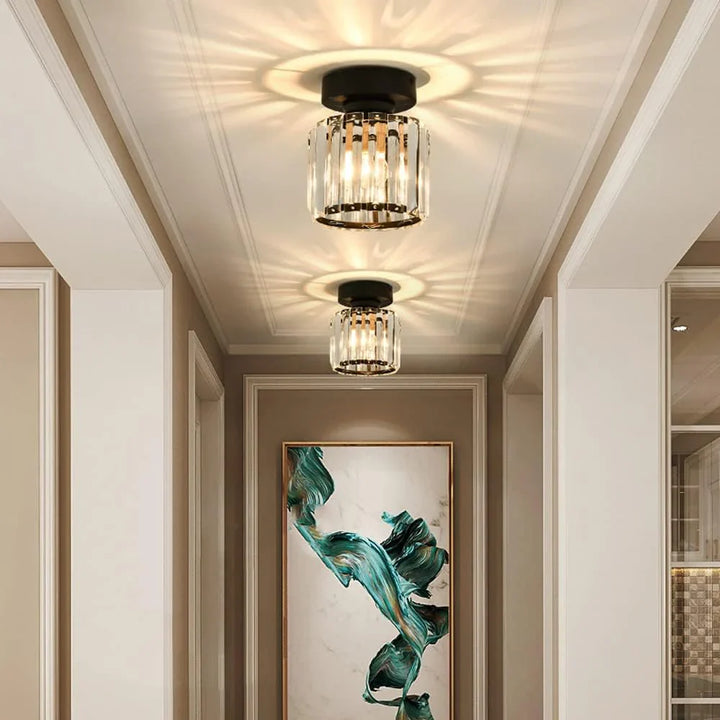 Skanto | Moderne Krystal Taklampe med Gull- og Svart Detaljer – Stilfull Belysning for Hjemmet Ditt