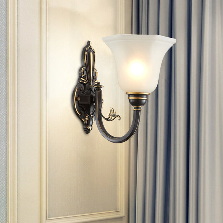Bøyd arm korridor vegglampe tradisjonell metall 1/2-hode messing/svart og gull vegglys med bredet frostet glasskjerm | Skanto