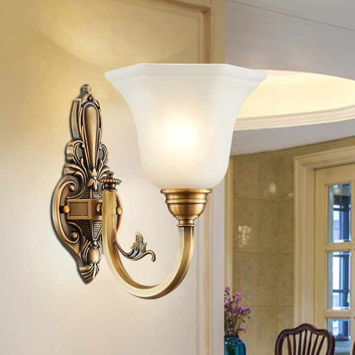 Bøyd arm korridor vegglampe tradisjonell metall 1/2-hode messing/svart og gull vegglys med bredet frostet glasskjerm | Skanto