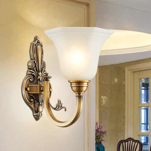 Bøyd arm korridor vegglampe tradisjonell metall 1/2-hode messing/svart og gull vegglys med bredet frostet glasskjerm | Skanto