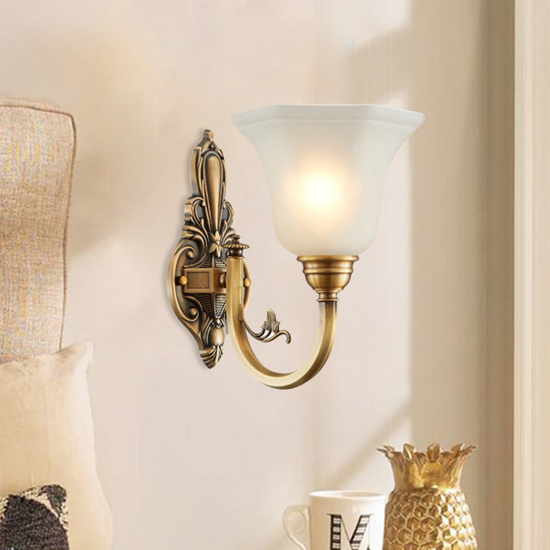 Bøyd arm korridor vegglampe tradisjonell metall 1/2-hode messing/svart og gull vegglys med bredet frostet glasskjerm | Skanto
