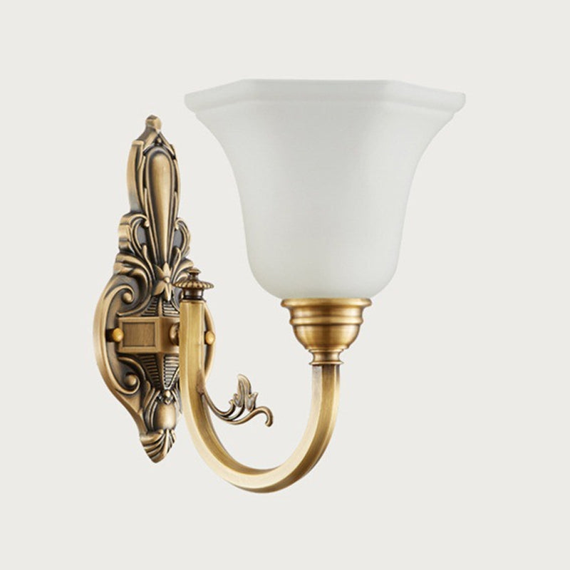 Bøyd arm korridor vegglampe tradisjonell metall 1/2-hode messing/svart og gull vegglys med bredet frostet glasskjerm | Skanto