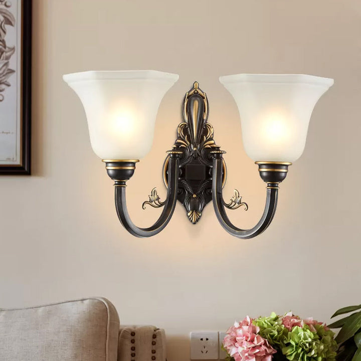 Bøyd arm korridor vegglampe tradisjonell metall 1/2-hode messing/svart og gull vegglys med bredet frostet glasskjerm | Skanto