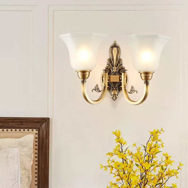 Bøyd arm korridor vegglampe tradisjonell metall 1/2-hode messing/svart og gull vegglys med bredet frostet glasskjerm | Skanto