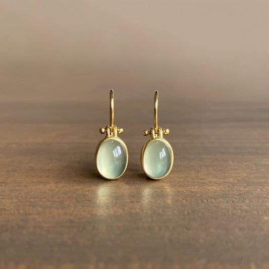 Chic Vintage Øredobber med Strålende Grønn Månestein - Elina Design