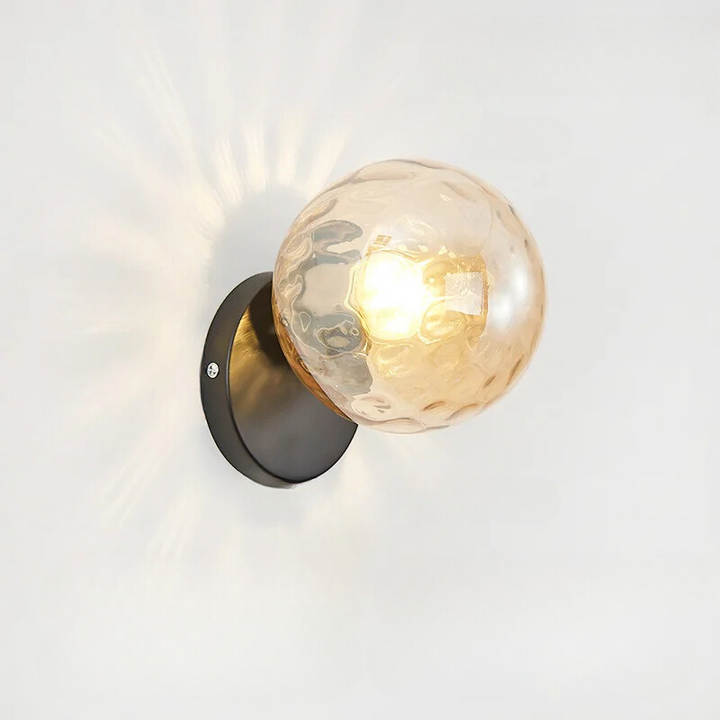 LuxeGlow - Stilfullt Gull Vegglampe med Glassball Skanto