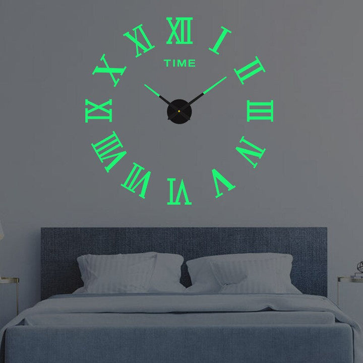 Große Wanduhr im moderne Wohnstil