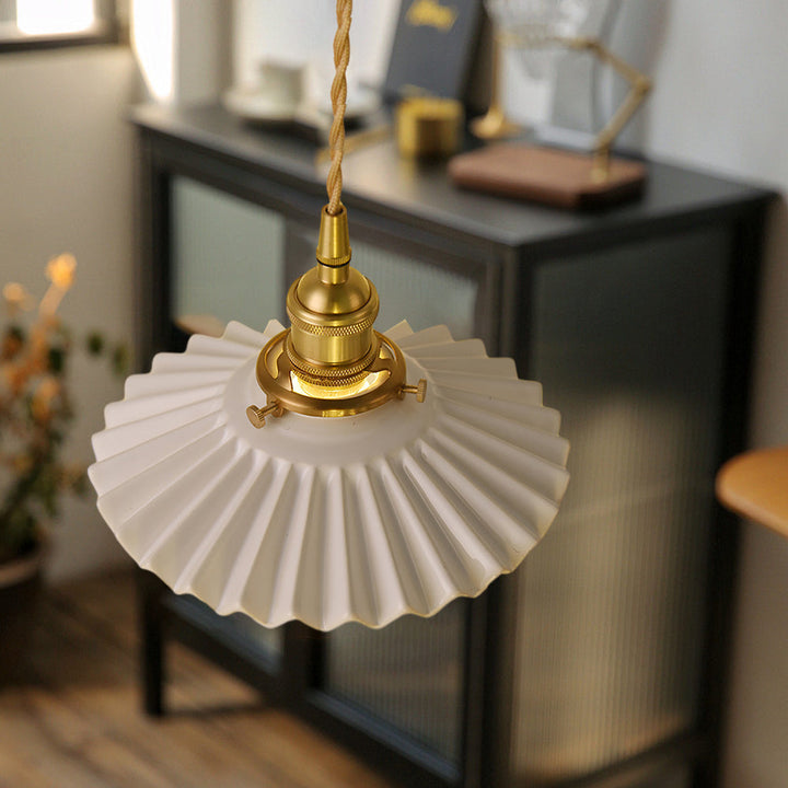 Vintage keramisk pendellampe med plissédesign – messing LED pendellampe for spisestue og stue | Skanto