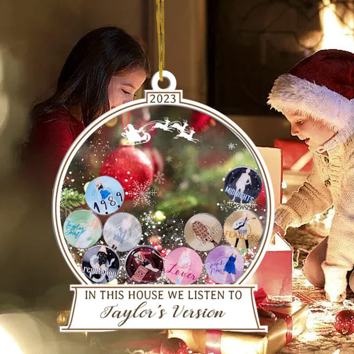 🎅I Dette Huset Lytter Vi Til Taylors Versjon Ornament | Skanto