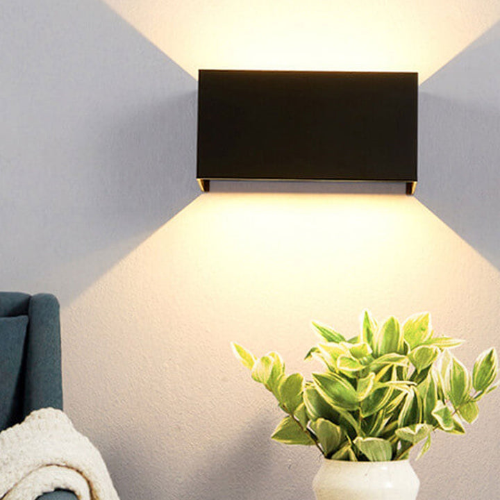 Moderne, vanntett, rektangulær LED-vegglampe for utendørs bruk med oppover- og nedoverrettet belysning.