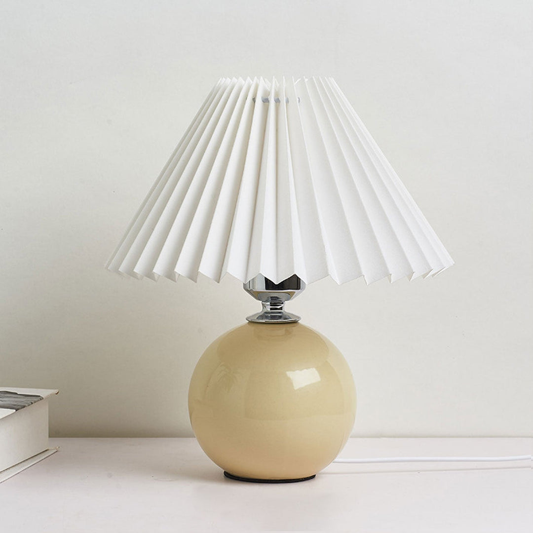 Skanto | Nordisk minimalistisk 1-lampe bordlampe laget av keramikk med folder
