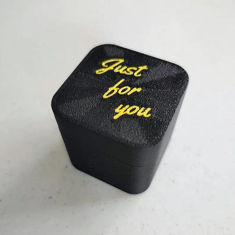 Midt finger i en boks | Skanto