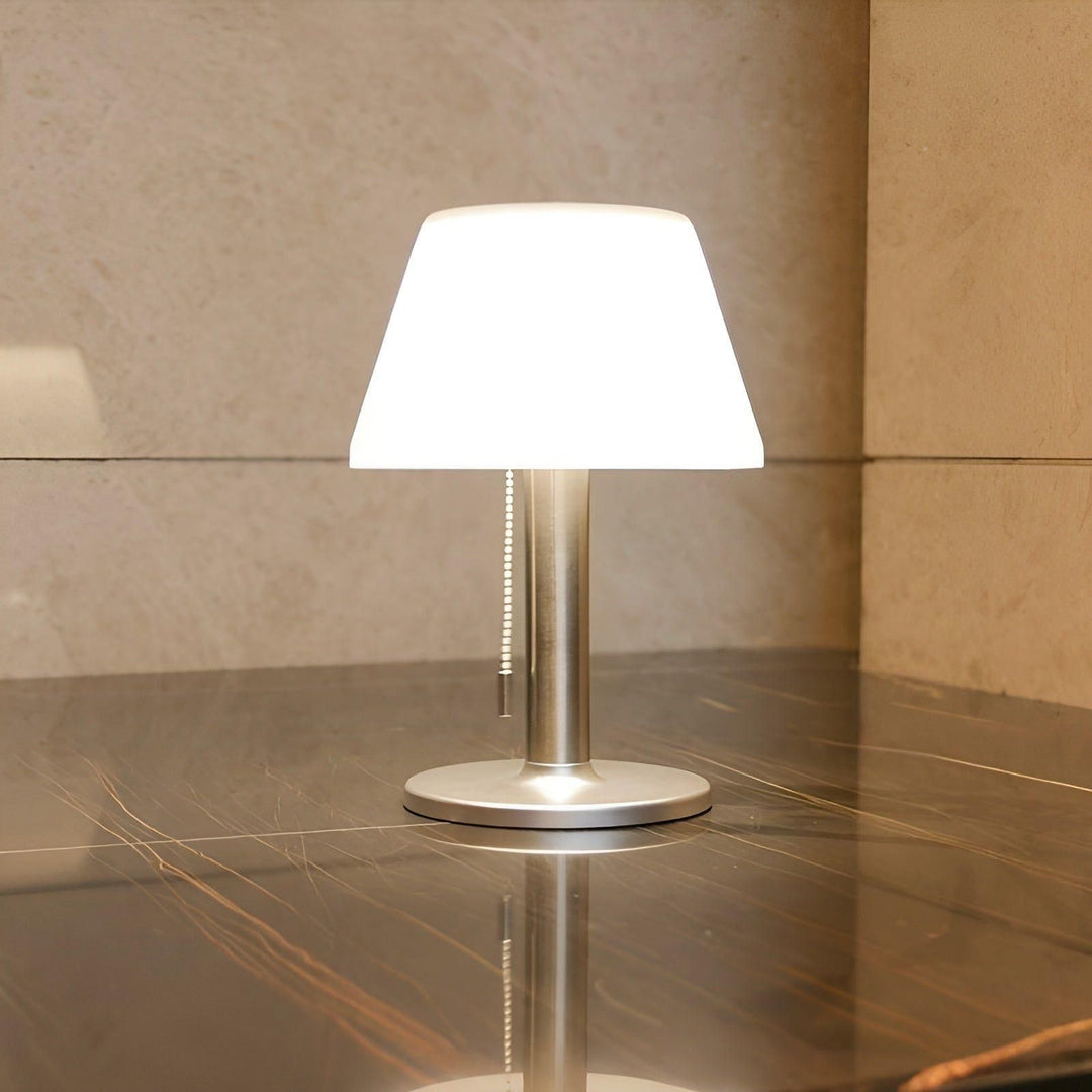 Elegant solid bordlampe for utendørs sjarm Skanto