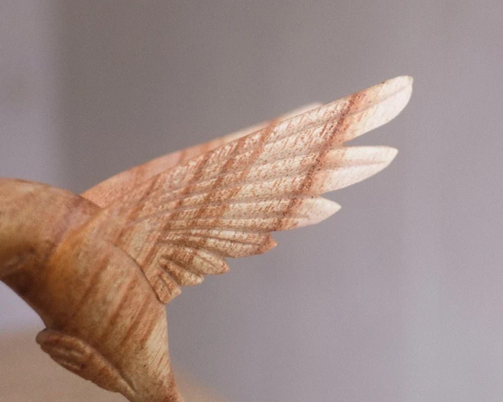 Skanto | Kolibri som spiser på en blomst, Håndlaget skulptur