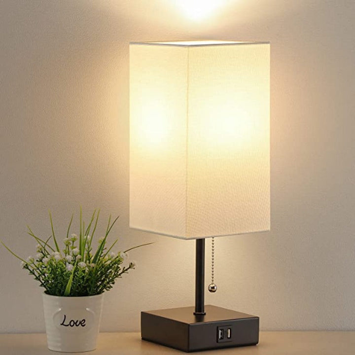 LumiCharge – Moderne Bordlampe med USB-ladeporter | Skanto