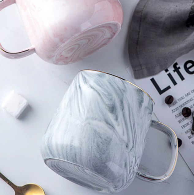 Elegant marmor keramikkopp med gyldne detaljer for daglig bruk | Skanto