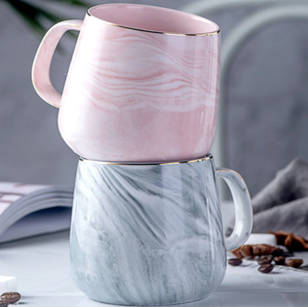 Elegant marmor keramikkopp med gyldne detaljer for daglig bruk | Skanto