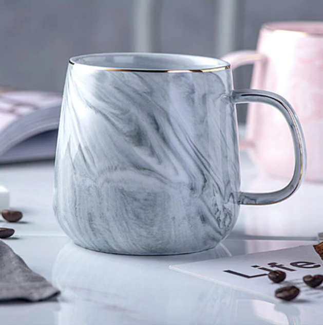 Elegant marmor keramikkopp med gyldne detaljer for daglig bruk | Skanto