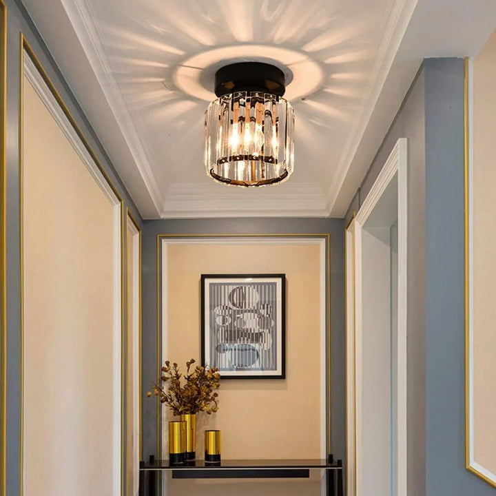 Skanto | Moderne Krystal Taklampe med Gull- og Svart Detaljer – Stilfull Belysning for Hjemmet Ditt