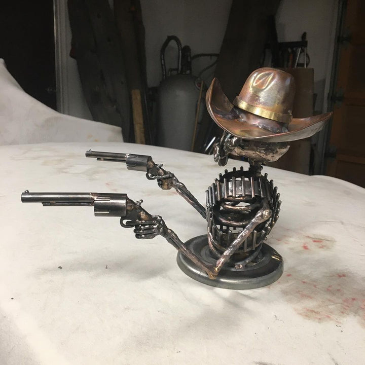Skanto | Håndlaget Støpt Cowboy Hodeskalle Gunslinger Hekksmykke Skulptur