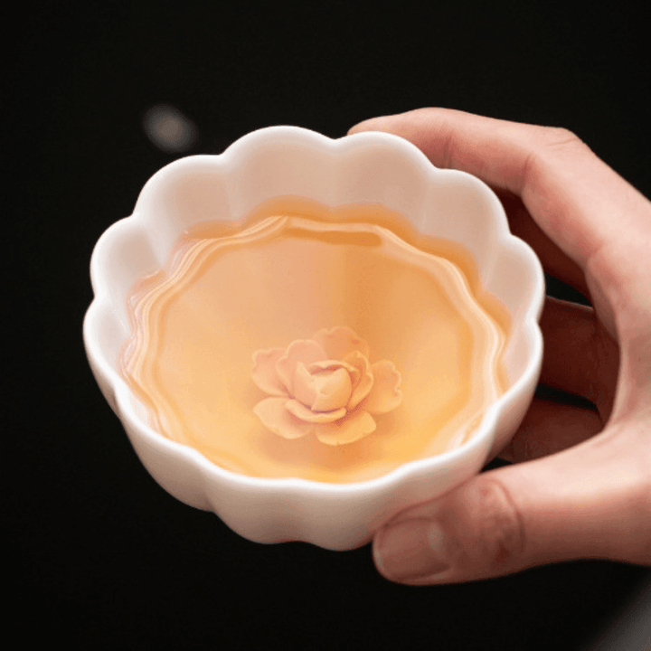 Håndlaget keramisk tekopp med innebygd keramisk rose | Skanto