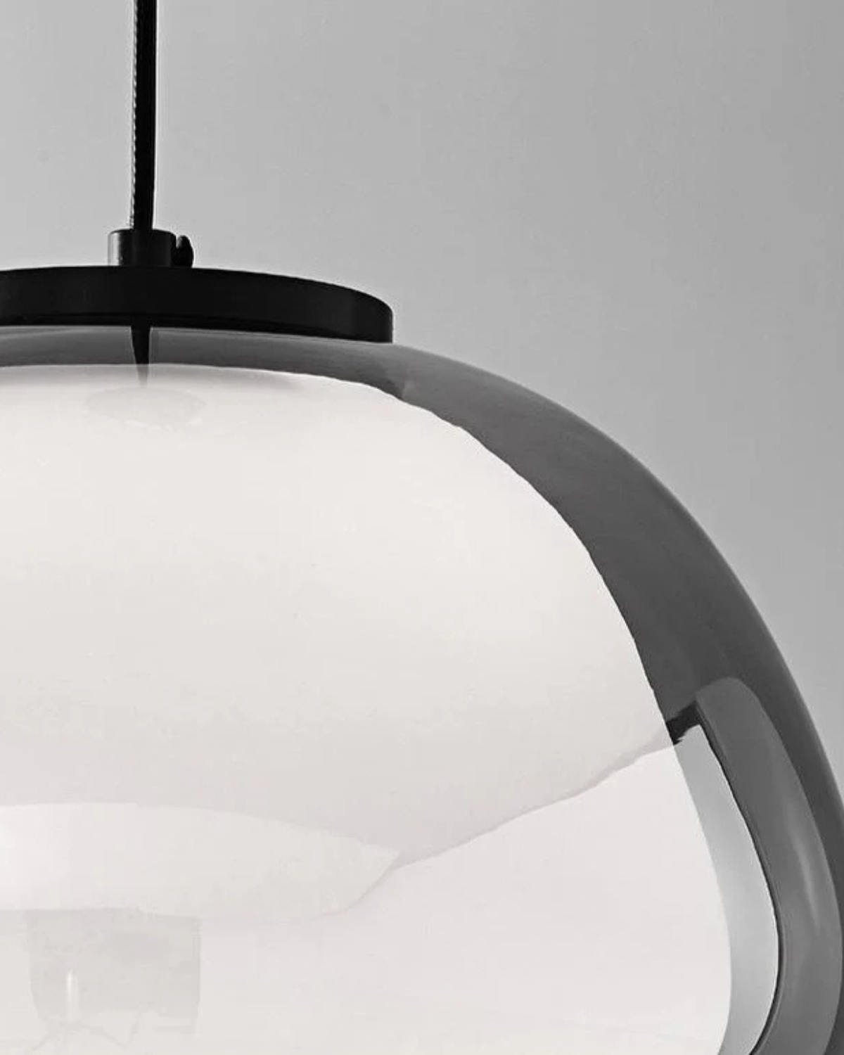 Norvo | Elegant lampe i form av en glasskuppel med krystallaccent