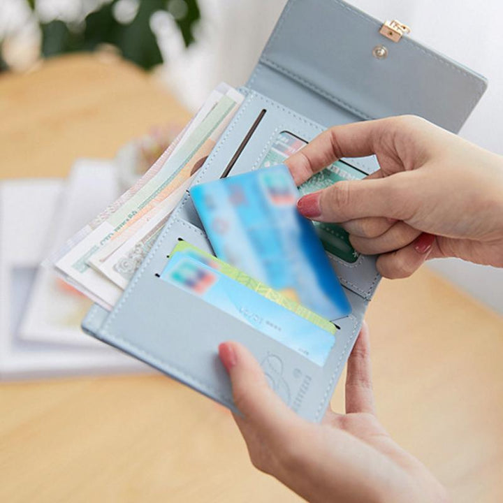 Kort lommebok med tre folder og bladdekor | Skanto