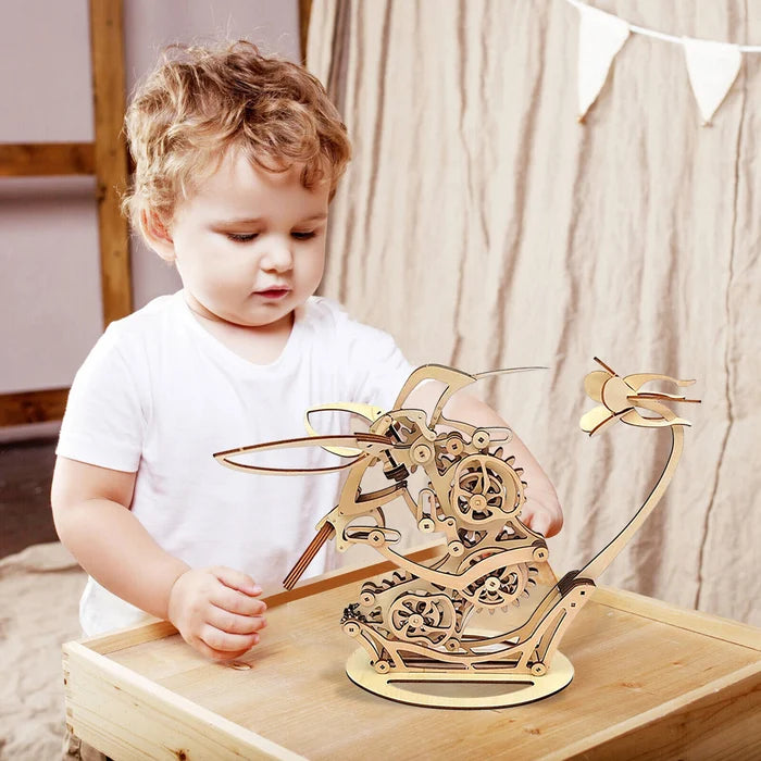 Kinetisk Kolibri Skulptur laget av Tre | Skanto