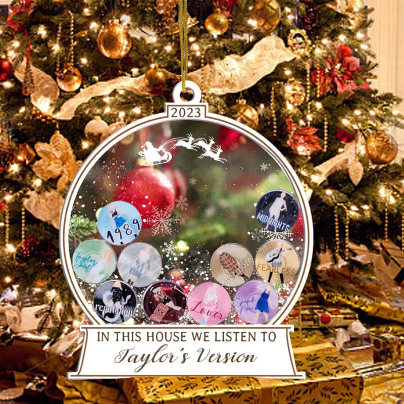 🎅I Dette Huset Lytter Vi Til Taylors Versjon Ornament | Skanto
