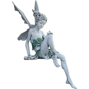 Skanto | Statue av sittende fe i hagen