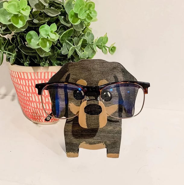 Skanto | 🦉Brillestativ i tre med dyr👓