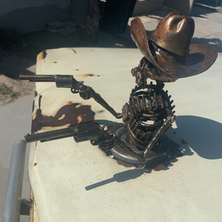 Skanto | Håndlaget Støpt Cowboy Hodeskalle Gunslinger Hekksmykke Skulptur