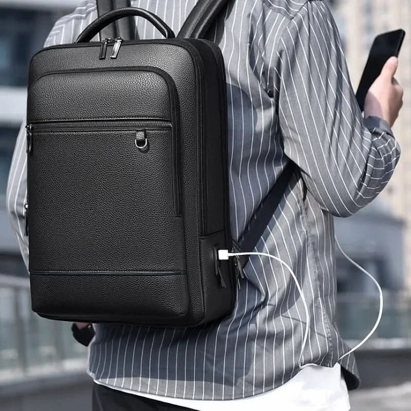 Skanto | Elegant lær ryggsekk for menn/kvinner med USB-port for laptop og hverdagsbruk, 15,6 tommer, svart