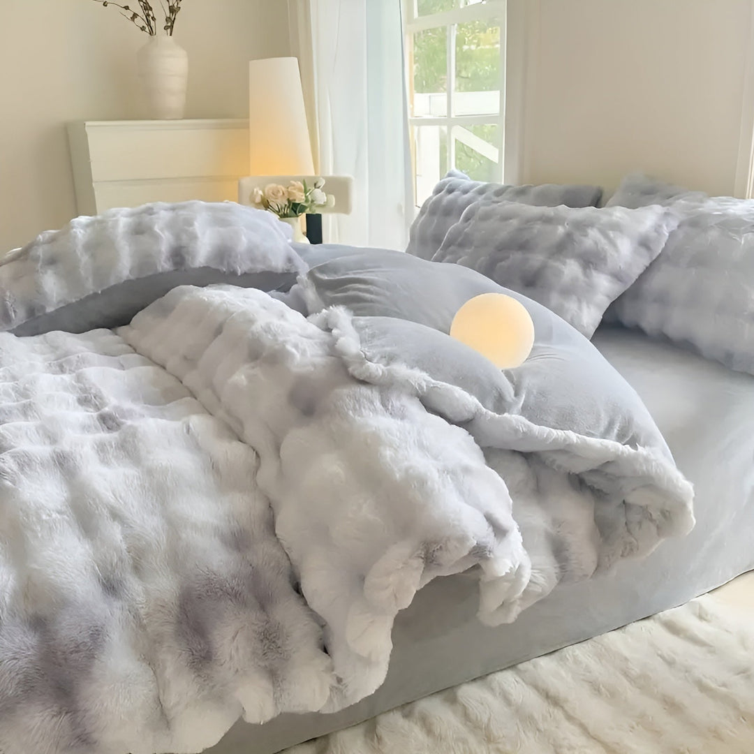 Koselig sengetøysett i plysj – varmt og mykt for høst og vinter | ReversiSkantoe-design laget av kaninpels og melkefløyel