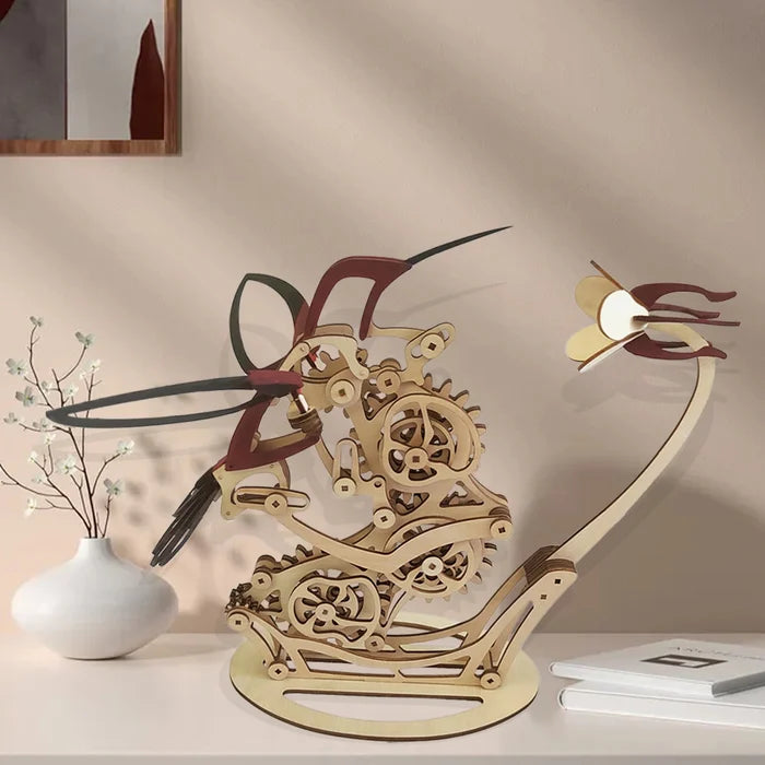 Kinetisk Kolibri Skulptur laget av Tre | Skanto