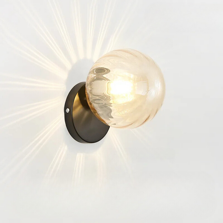 LuxeGlow - Stilfullt Gull Vegglampe med Glassball Skanto