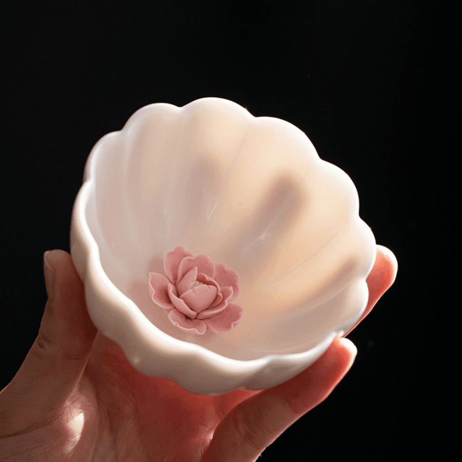 Håndlaget keramisk tekopp med innebygd keramisk rose | Skanto