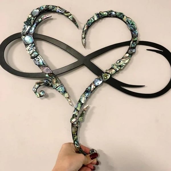 InfinityHeart Wanddekoration – Eisenskulptur mit Symbol der ewigen Liebe