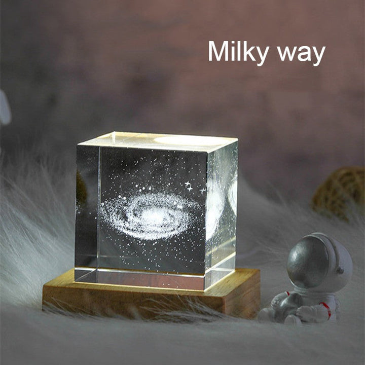 Skanto | 3D Galaxy Krystall Glass Cube med Ladelig Fargerik Lysbase, for Gave & Hjem Dekorasjon