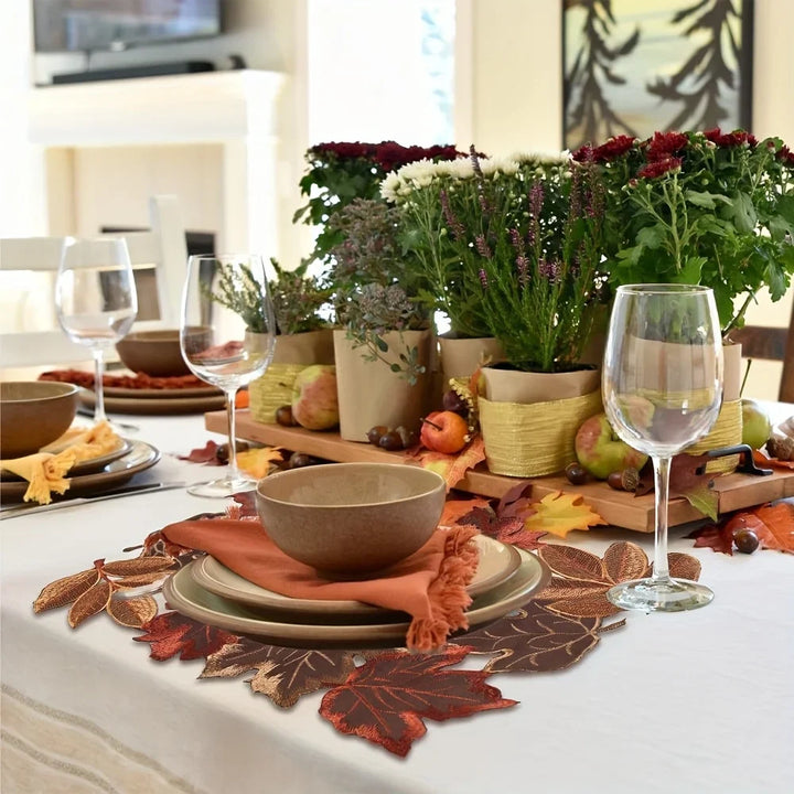 Skanto | HarvestLeaf Bordløper | Brodert Lønnblad Design | Høstdekor i Landlig Stil