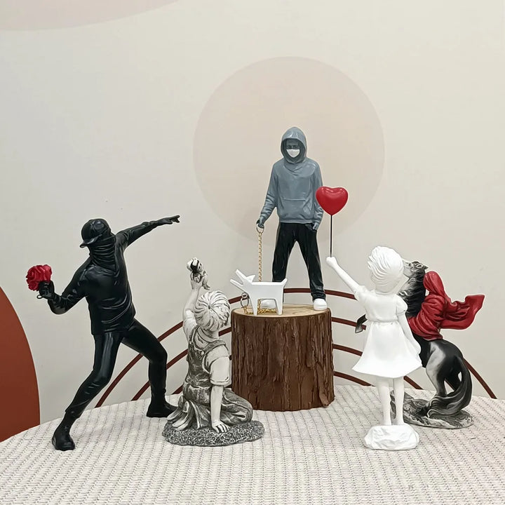 Skanto | Artify Banksy skulpturkolleksjon | Blomsterkaster & ballongjente | Popkunstfigurer | Moderne kontor- og hjemmeinnredning