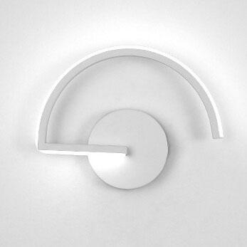 Skanto | Buet vegglampe i aluminium i moderne stil