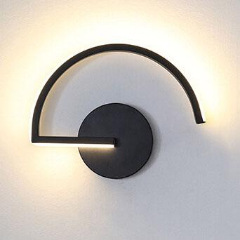 Skanto | Buet vegglampe i aluminium i moderne stil