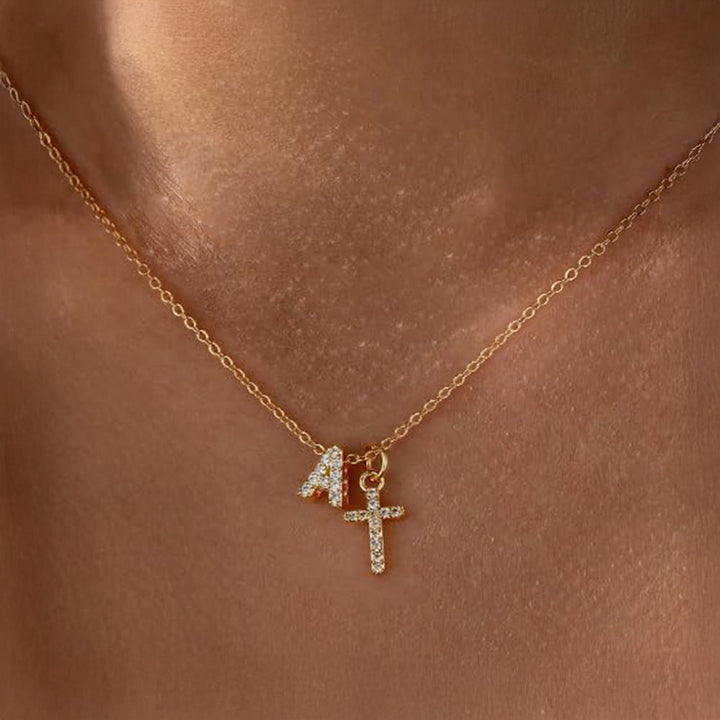 Skanto | Liten Diamant Initial & Kors Smykke