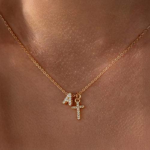 Skanto | Liten Diamant Initial & Kors Smykke