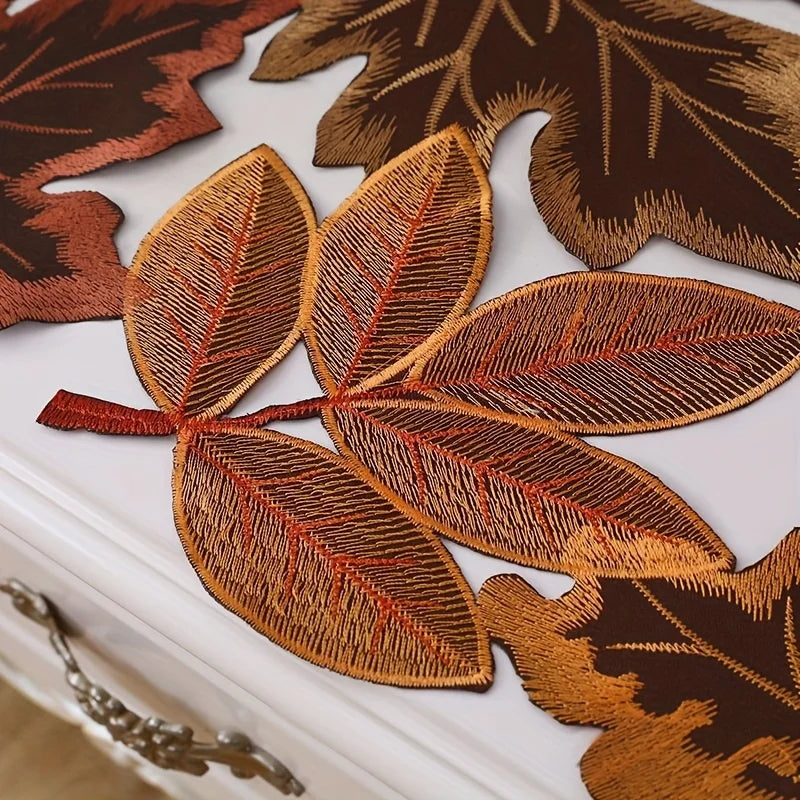 Skanto | HarvestLeaf Bordløper | Brodert Lønnblad Design | Høstdekor i Landlig Stil
